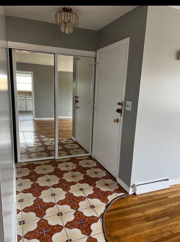 8939 N Wisner Street 2, Niles, IL 60714