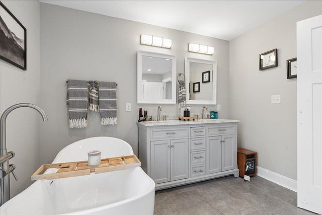 1009 Guardian CIR, Huddleston, VA 24104