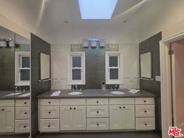 939 S Ogden Drive, Los Angeles, CA 90036