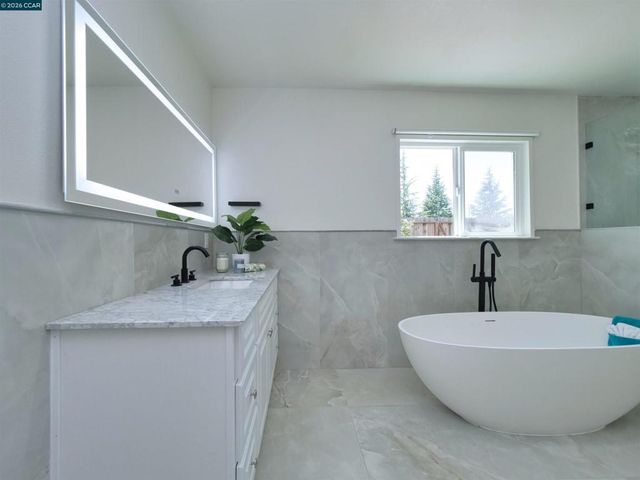 913 Seascape Cir, Rodeo, CA 94572
