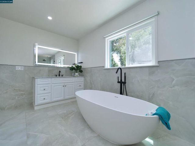 913 Seascape Cir, Rodeo, CA 94572