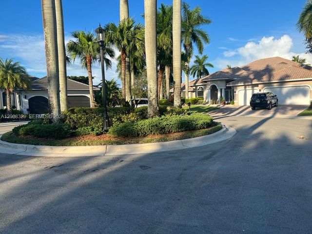 2534 Poinciana Dr, Weston, FL 33327
