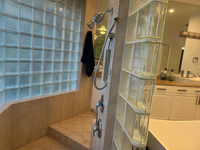 2534 Poinciana Dr, Weston, FL 33327
