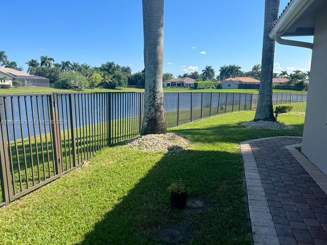 2534 Poinciana Dr, Weston, FL 33327