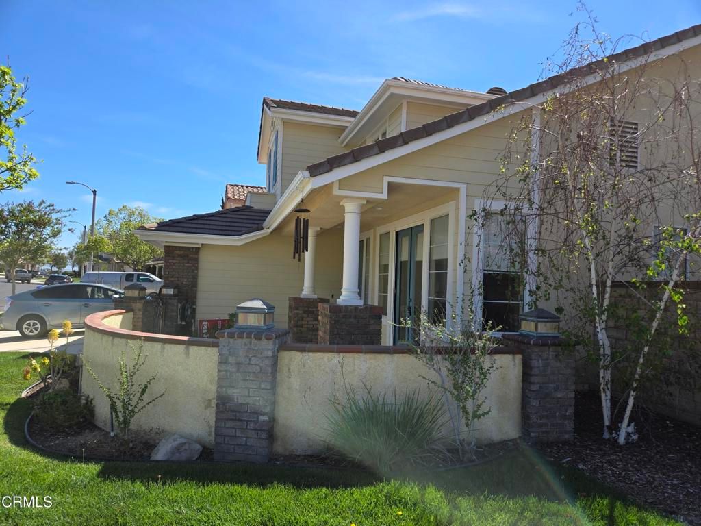 Image 2 of property listing at 29047 Ironwood Lane, Saugus, CA 91390