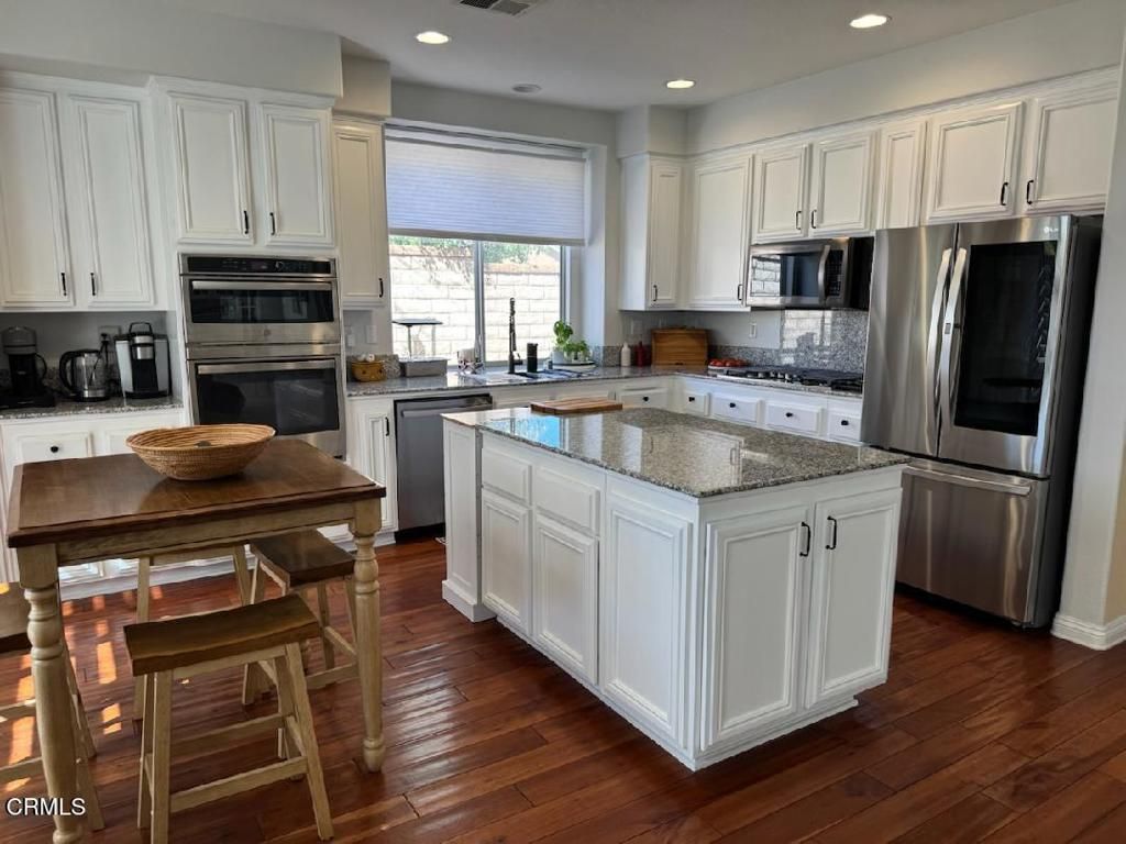 Image 4 of property listing at 29047 Ironwood Lane, Saugus, CA 91390