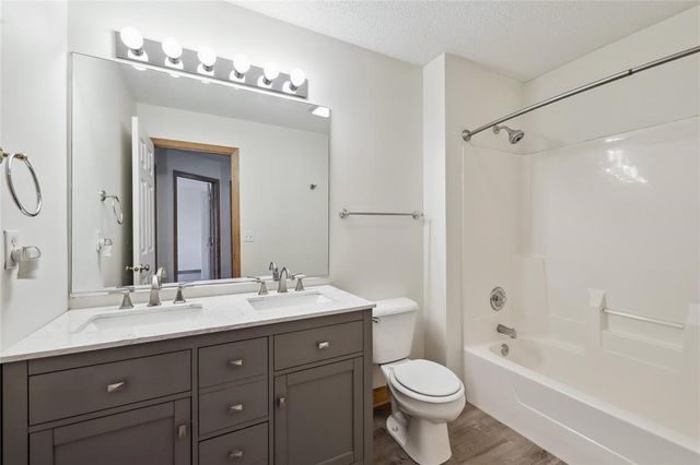 811 Burr Oaks Drive 1110, West Des Moines, IA 50266