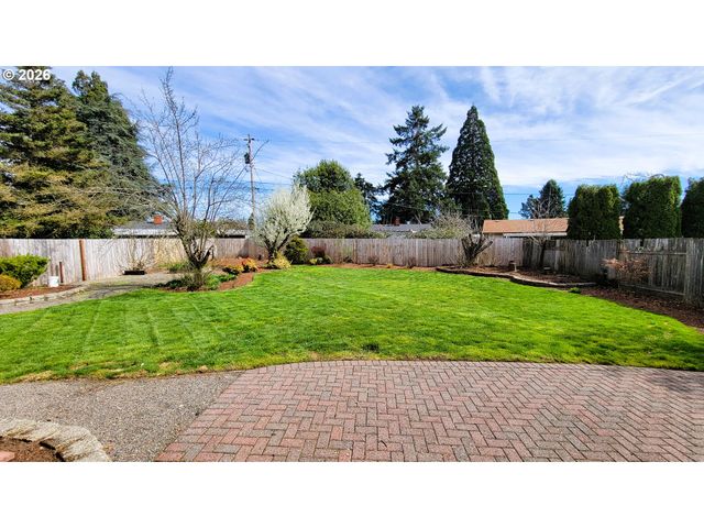 919 S 37TH Pl, Springfield, OR 97478