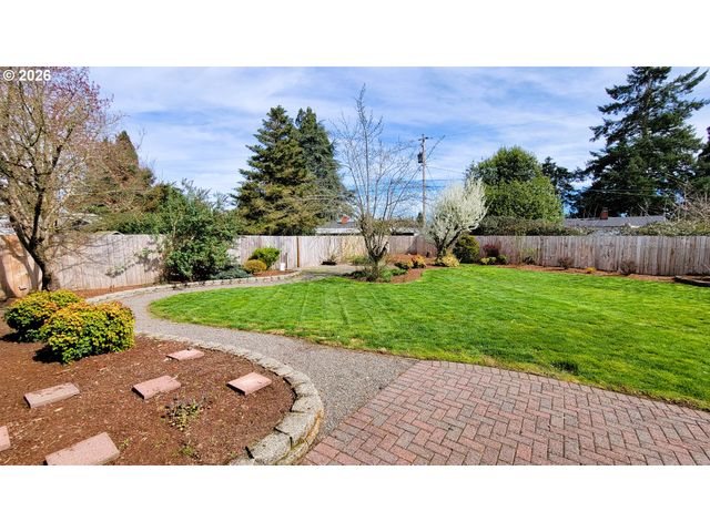 919 S 37TH Pl, Springfield, OR 97478