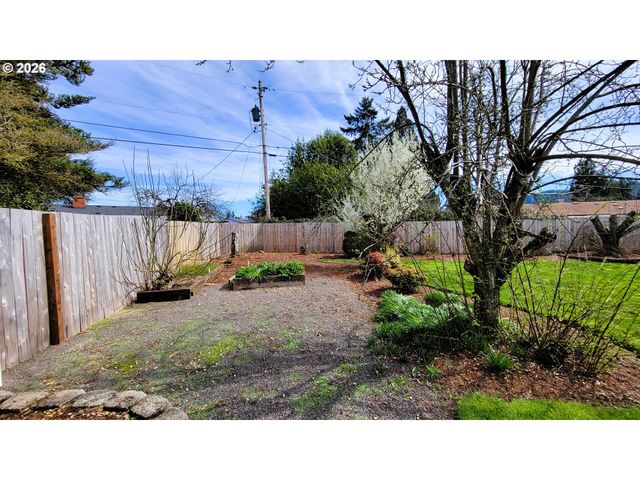 919 S 37TH Pl, Springfield, OR 97478