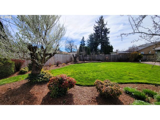 919 S 37TH Pl, Springfield, OR 97478