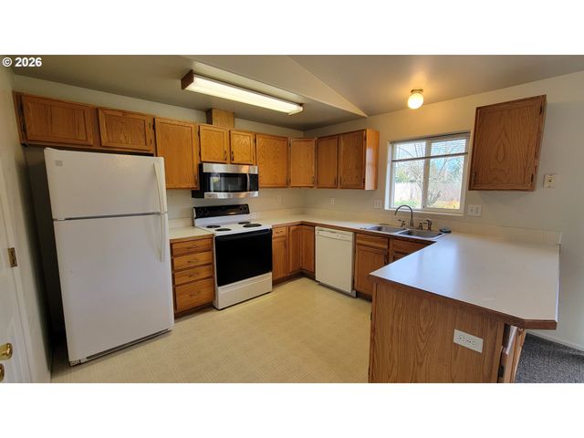 919 S 37TH Pl, Springfield, OR 97478