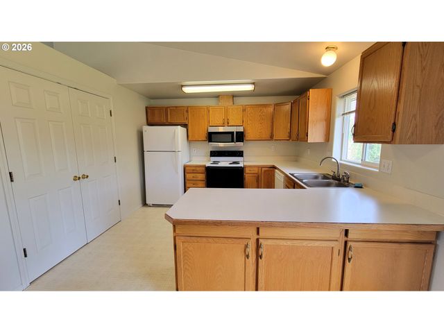919 S 37TH Pl, Springfield, OR 97478