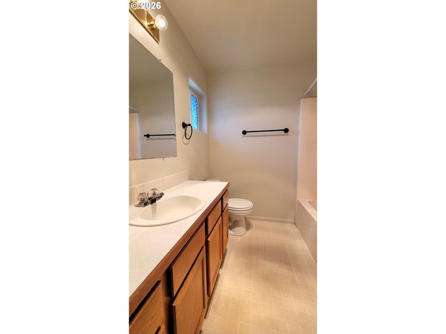 919 S 37TH Pl, Springfield, OR 97478