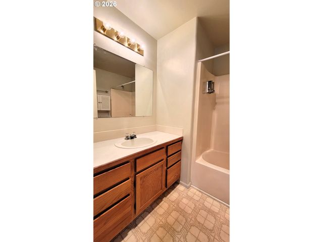 919 S 37TH Pl, Springfield, OR 97478