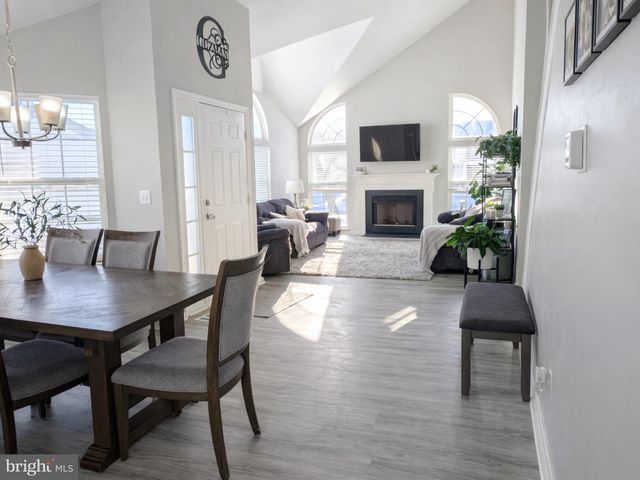 11 DRYDEN DR, Burlington, NJ 08016