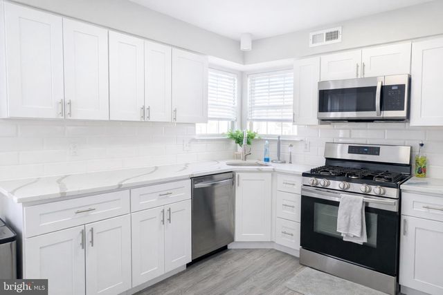 11 DRYDEN DR, Burlington, NJ 08016