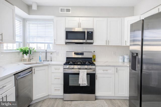 11 DRYDEN DR, Burlington, NJ 08016