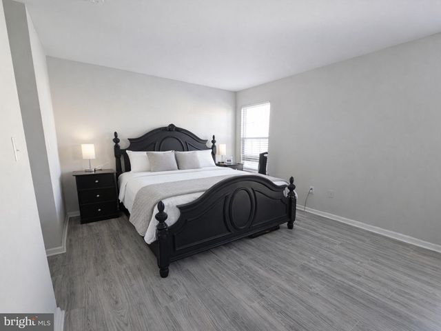 11 DRYDEN DR, Burlington, NJ 08016