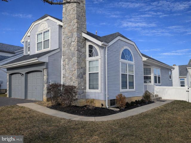 11 DRYDEN DR, Burlington, NJ 08016