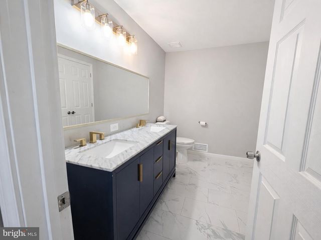 11 DRYDEN DR, Burlington, NJ 08016