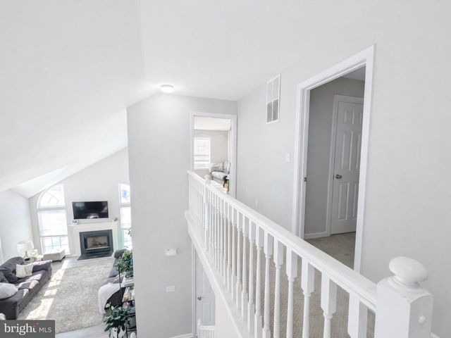 11 DRYDEN DR, Burlington, NJ 08016