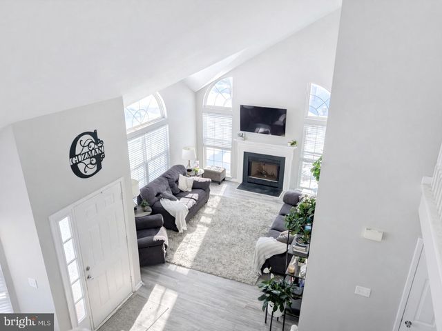 11 DRYDEN DR, Burlington, NJ 08016