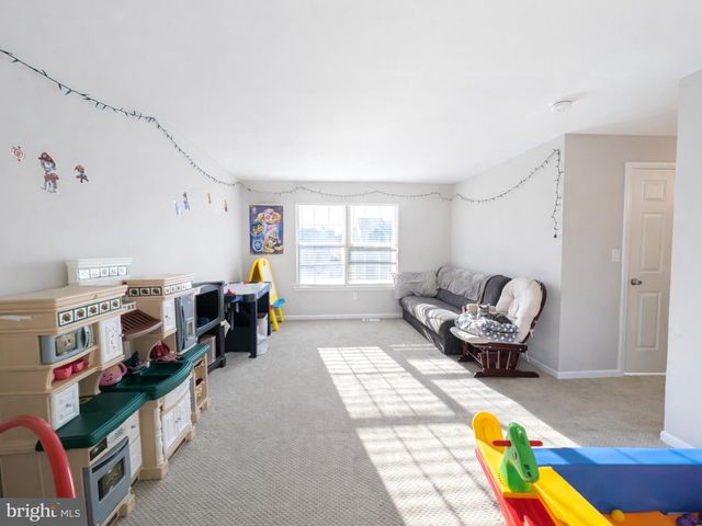 11 DRYDEN DR, Burlington, NJ 08016