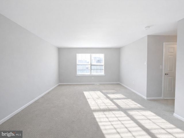 11 DRYDEN DR, Burlington, NJ 08016