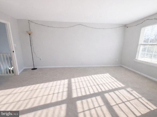 11 DRYDEN DR, Burlington, NJ 08016