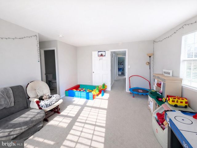 11 DRYDEN DR, Burlington, NJ 08016