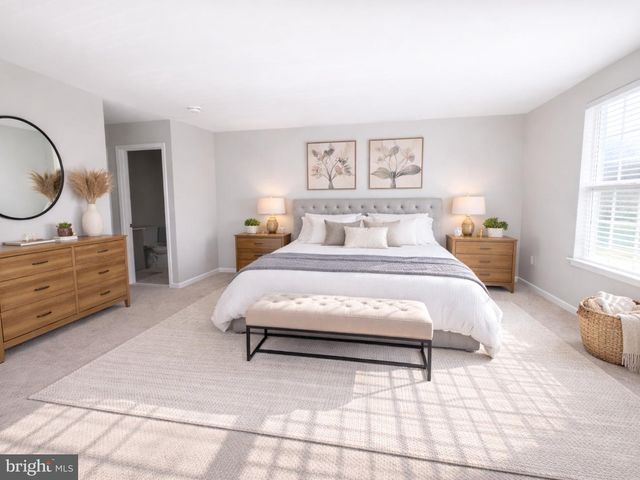 11 DRYDEN DR, Burlington, NJ 08016