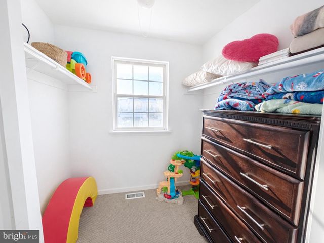 11 DRYDEN DR, Burlington, NJ 08016