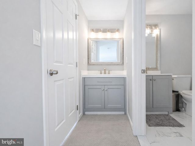 11 DRYDEN DR, Burlington, NJ 08016