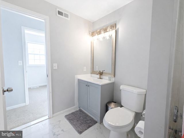 11 DRYDEN DR, Burlington, NJ 08016