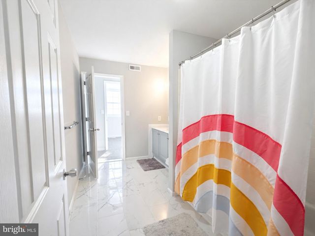 11 DRYDEN DR, Burlington, NJ 08016