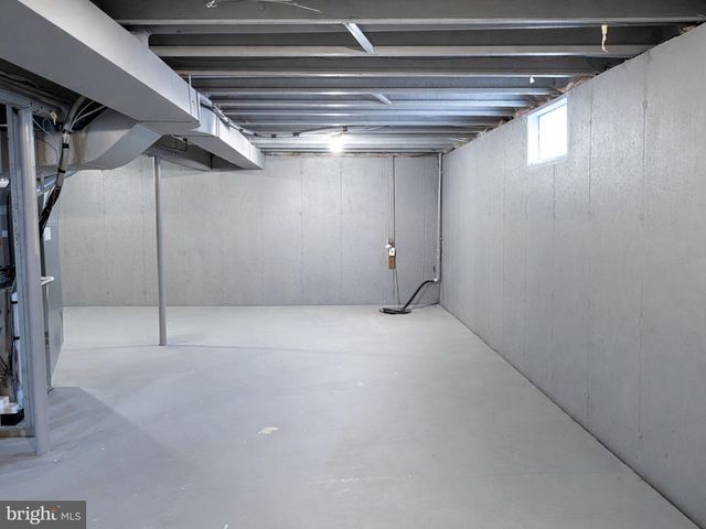 11 DRYDEN DR, Burlington, NJ 08016