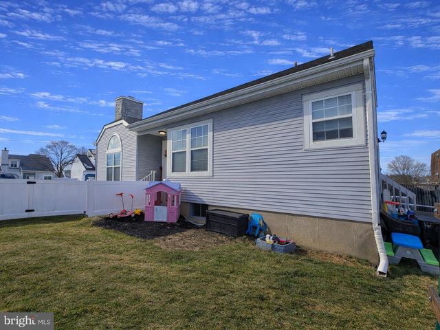 11 DRYDEN DR, Burlington, NJ 08016