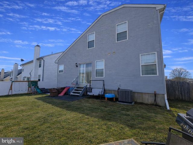 11 DRYDEN DR, Burlington, NJ 08016