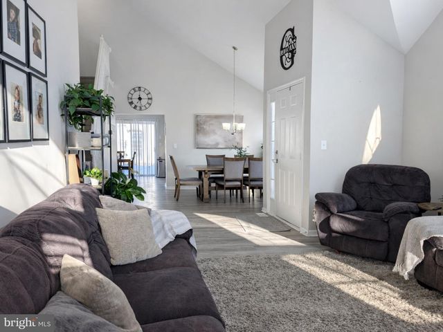 11 DRYDEN DR, Burlington, NJ 08016