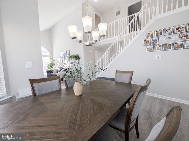 11 DRYDEN DR, Burlington, NJ 08016