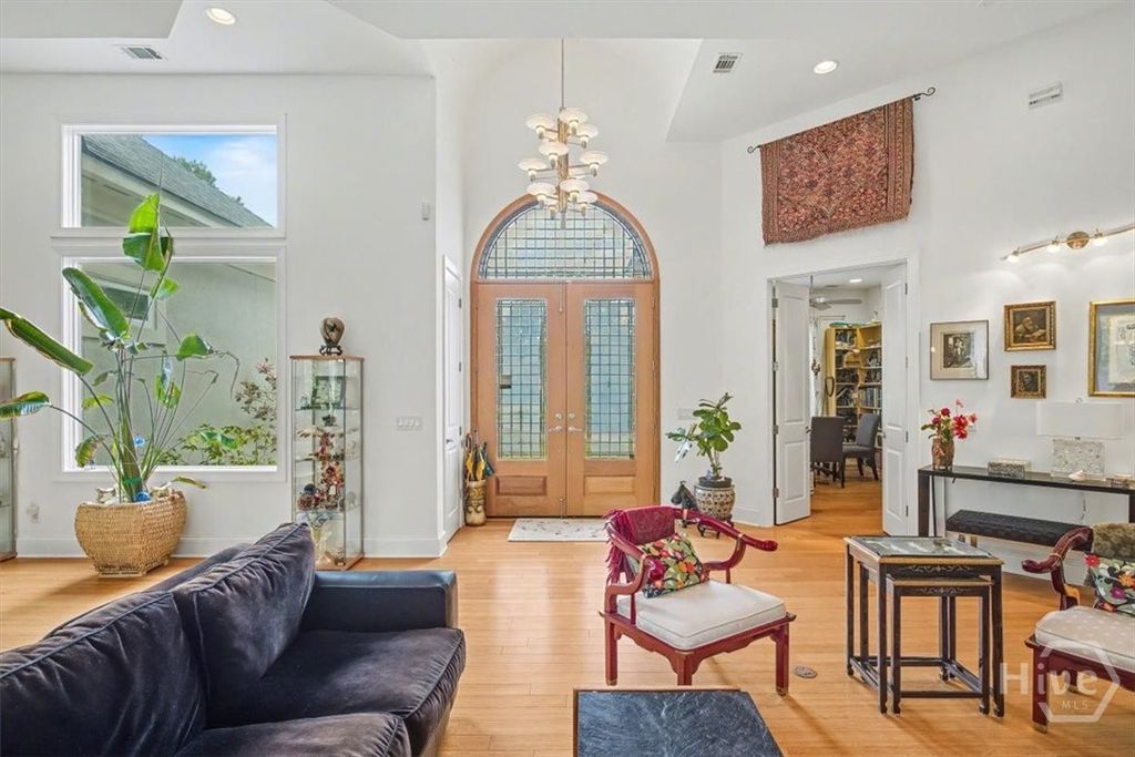 Image 15 of property listing at 9 Oak Glade Court, Savannah, GA 31411