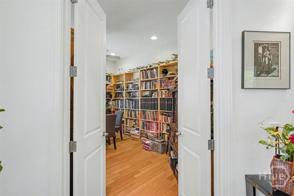 Image 16 of property listing at 9 Oak Glade Court, Savannah, GA 31411