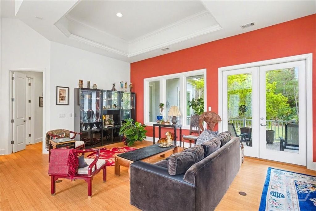 Image 6 of property listing at 9 Oak Glade Court, Savannah, GA 31411