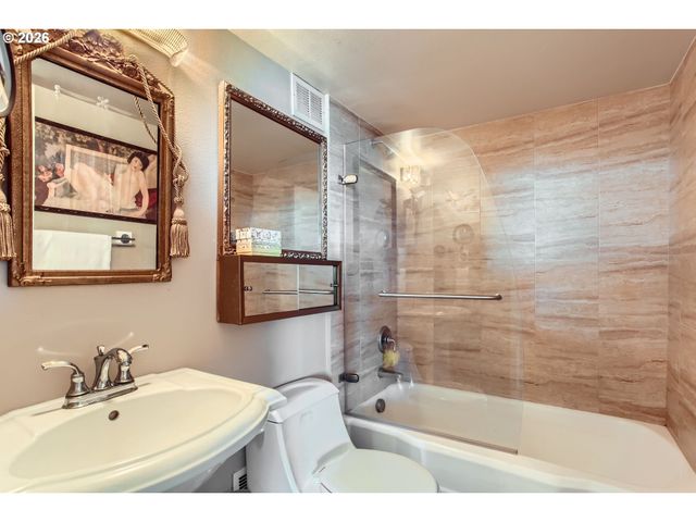 1205 Sw CARDINELL Dr 202, Portland, OR 97201