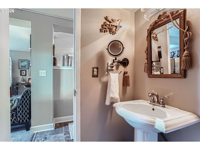 1205 Sw CARDINELL Dr 202, Portland, OR 97201