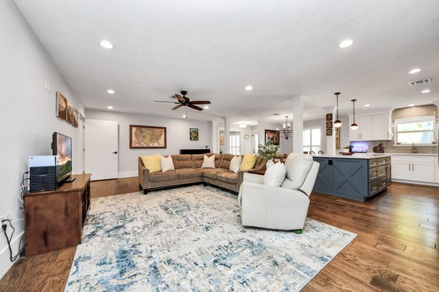 2219 Willowby Dr, Houston, TX 77008