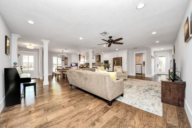 2219 Willowby Dr, Houston, TX 77008