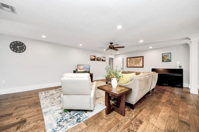 2219 Willowby Dr, Houston, TX 77008