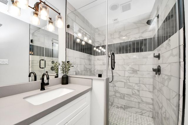 2219 Willowby Dr, Houston, TX 77008